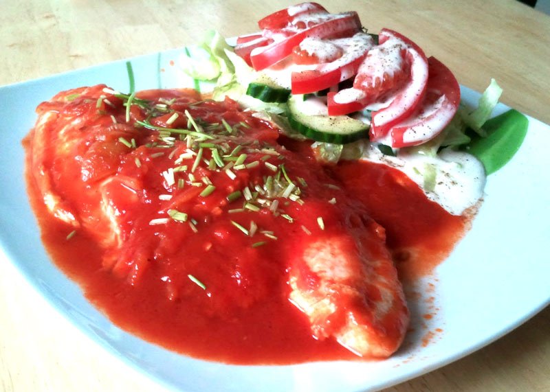 Fisch in Tomatensoße mit Salat